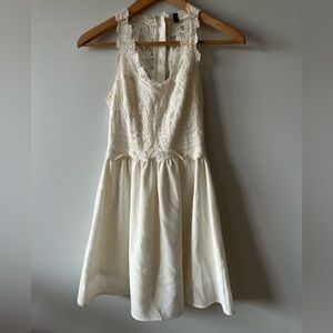 Divided off white lace sleeveless short dress - size 4
